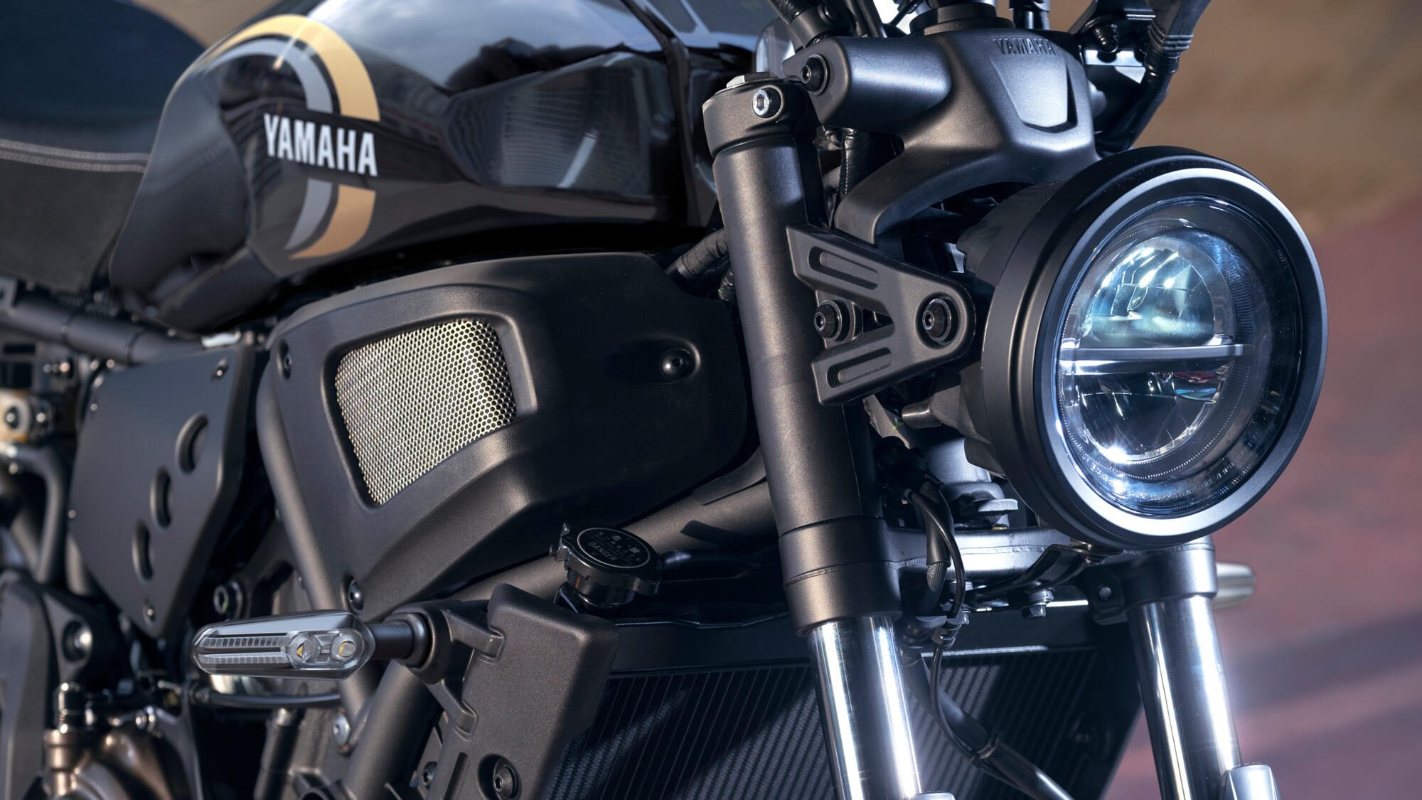 2022-Yamaha-XS700-EU-Detail-001-03