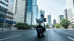 2025-Yamaha-XMAX300ASVH-EU-Ceramic_Grey-Action-001-03