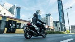 2025-Yamaha-XMAX300ASVH-EU-Ceramic_Grey-Action-010-03