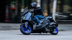 2023-Yamaha-XMAX125-EU-Icon_Blue-Action-004-03