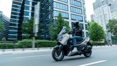 2025-Yamaha-XMAX125ASPH-EU-Ceramic_Grey-Action-004-03