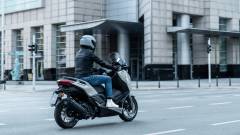 2025-Yamaha-XMAX125ASPH-EU-Ceramic_Grey-Action-006-03