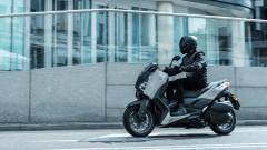 2025-Yamaha-XMAX300ASV-EU-Ceramic_Grey-Action-007-03