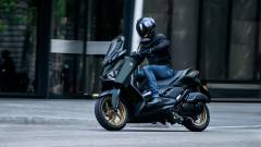 2023-Yamaha-XMAX125ASP-EU-Dark_Petrol-Action-002-03